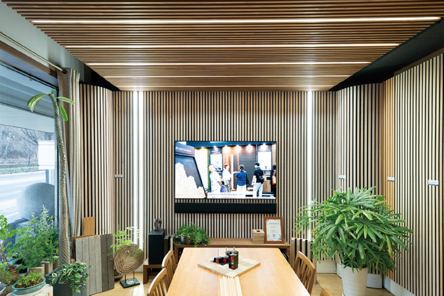 사진 1-2 그릴보드 천장 시공모습, 라인LED를 추가하여 천정 조명 기능.jpg