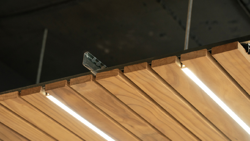 사진 1-7 그릴보드 수평형 천장 시공모습, 라인LED를 추가하여 천정 조명 기능.jpg