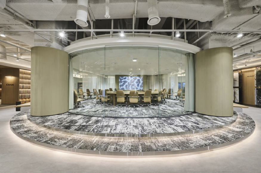 _더 클렌체 갤러리_(The Klenze Gallery) 내부에 조성된 원형 유리 구조의 시청각 미팅룸.jpg