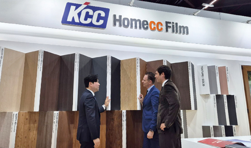 3. KCC글라스 홈씨씨 관계자가 _펜스터바우 프론탈레 2026_ 전시회에 마련된 홈씨씨 부스에서 방문객들과 상담하고 있다.jpg