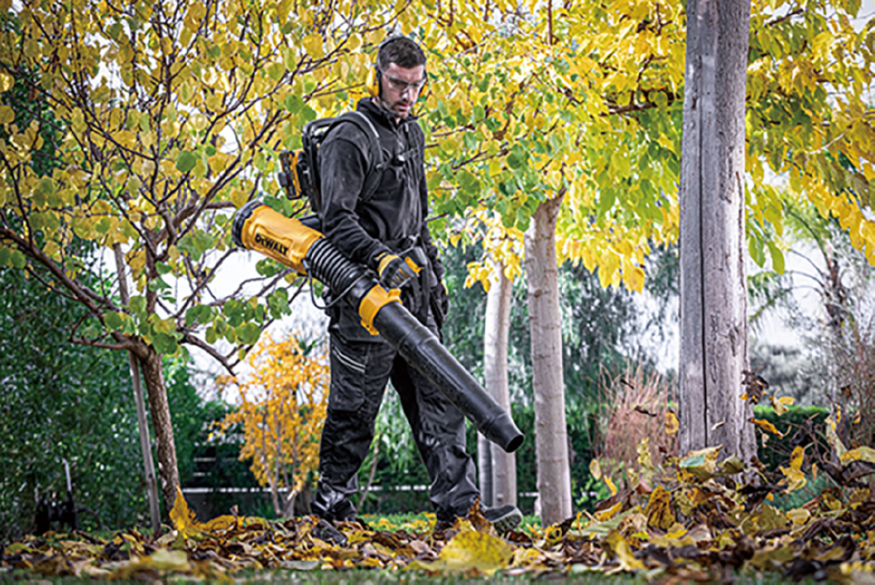 [사진] 디월트, 손목 부담 덜어낸 ‘60V MAX 플렉스볼트 브러쉬리스 백팩 송풍기’ 신제품 출시.jpg